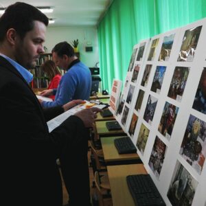 Na zdjęciu jury ogląda wystawę fotograficzną.