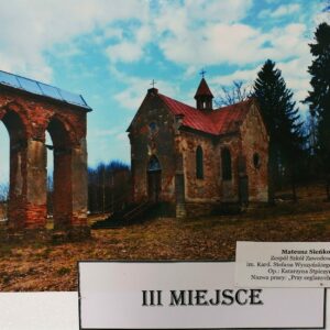 Zdjęcie przedstawia zniszczony, ceglany kościół. Zdjęcie zajęło III miejsce.