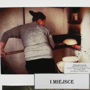 Kobieta wypieka chleb w starym piecu. Zdjęcie zajęło I miejsce.
