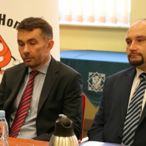 Od lewej: prorektor właściwy ds. studenckich - dr Robert Oliwa; kanclerz - mgr Tomasz J. Filozof