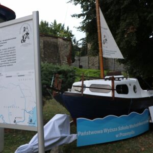 Plenerowa wystawa poświęcona Henrykowi Jaskule (tablica informacyjna oraz łódka)