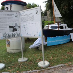 Wystawa plenerowa poświęcona Henrykowi Jaskule (plansze informacyjne i łódka)