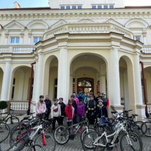 Zdjęcie grupowe pod Pałacem Lubomirskich