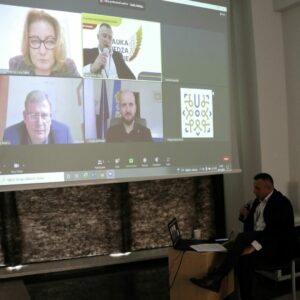 Ekran, na którym widać rozmówców online oraz prowadzący panel Mariusz Sidor