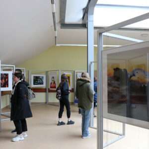 Młodzież ogląda prace studentów w galerii 