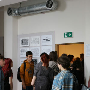 Uczniowie zwiedzają Centrum Sztuk Projektowych