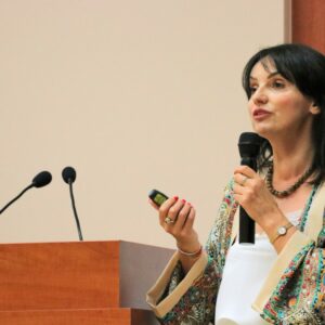 Joanna Przybek-Mita podczas wykładu o odmienności kulturowej w praktyce pielęgniarki