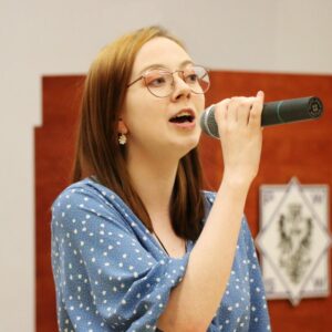Julia Franczak - studentka pielęgniarstwa - w trakcie występu wokalnego