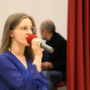 Emilia Skrabut - studentka pielęgniarstwa - w trakcie występu wokalnego