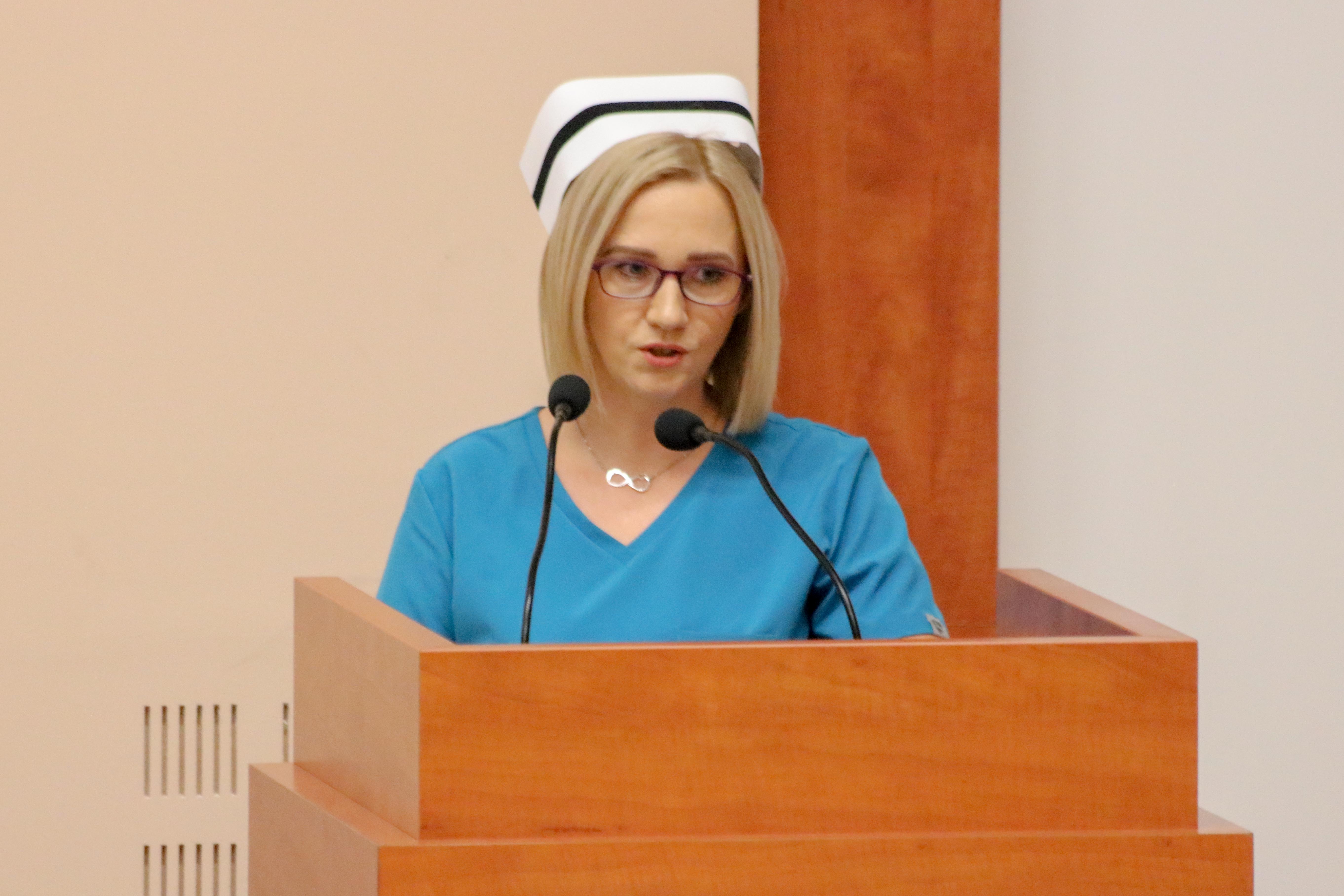 Marzena Jodłowska – starościna III roku pielęgniarstwa w trakcie przemówienia